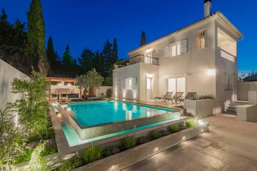 Oresteia Executive Villa, A Flamboyant Retreat