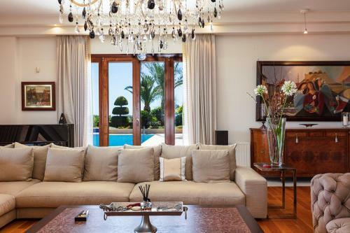 Palm Hill Villa, Royal Retreat!