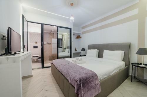 Cutest White-tower Apartment With A Private Patio