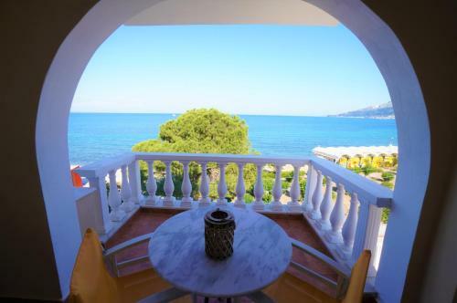 Lambros Seafront Apartments