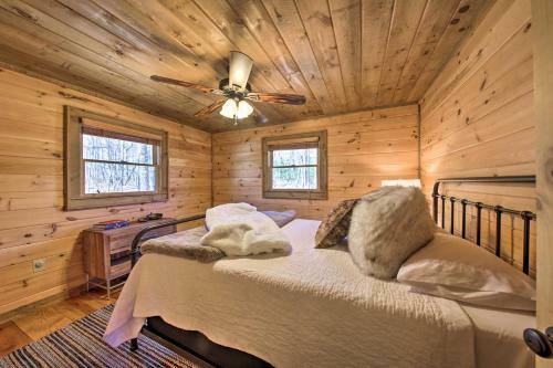 Stunning Escape With Loft, Hot Tub And Mtn Views!