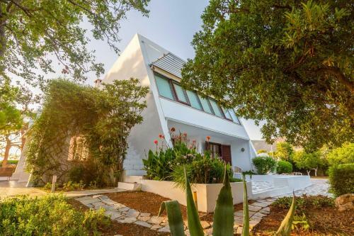 Villa Oasis Lagonisi With Garden And Large Pool