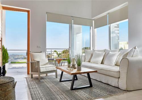 Spacious Mint Luxury Villa Access To Private Beach