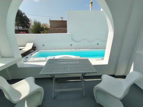 Building With 7 Apartments And Pool