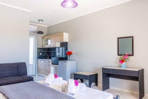 Brunswick Apartments - Pool & Beach