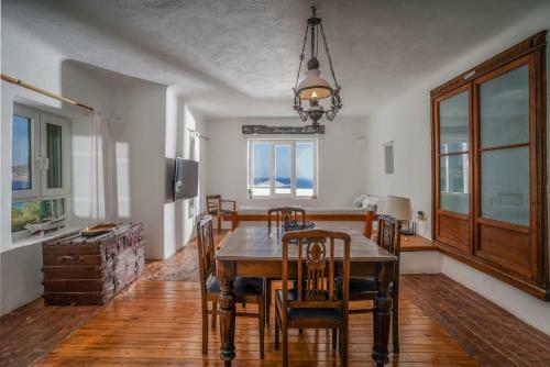 Serenity - Traditional House With Stunning Sea View