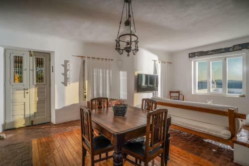 Serenity - Traditional House With Stunning Sea View