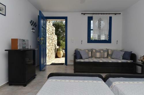 Villa Sophia Paros - Beachfront Three-bedroom Villa With Sea View