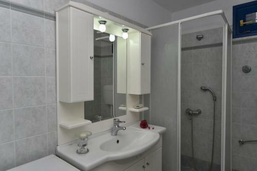 Villa Sophia Paros - Beachfront Three-bedroom Villa With Sea View