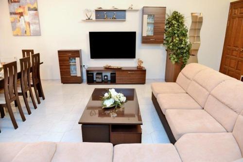 Harry's Choice A Sunny Modern Apartment In Rhodes.