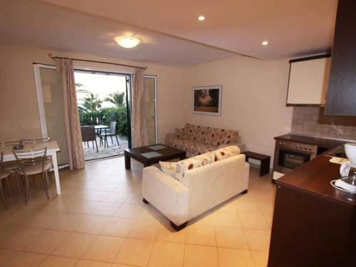 Sunny Apartment In Corfu With Terrace And Garden
