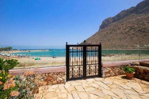 Villa Stavros Beachfront Homeleader