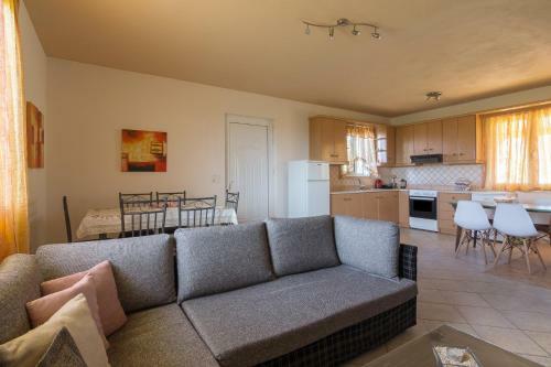 Beautiful Two Bedroom House In Analipsi_spacious Patio