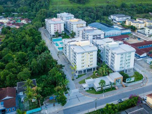 Apartamento Ubatuba, Ar, Varanda Gourmet, Piscinas E 300mt Praia