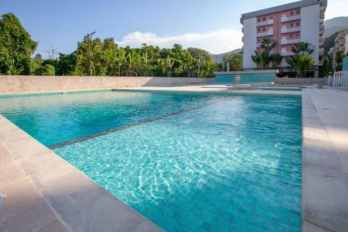 Apartamento Ubatuba, Ar, Varanda Gourmet, Piscinas E 300mt Praia