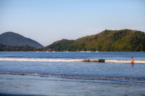Apartamento Ubatuba, Ar, Varanda Gourmet, Piscinas E 300mt Praia