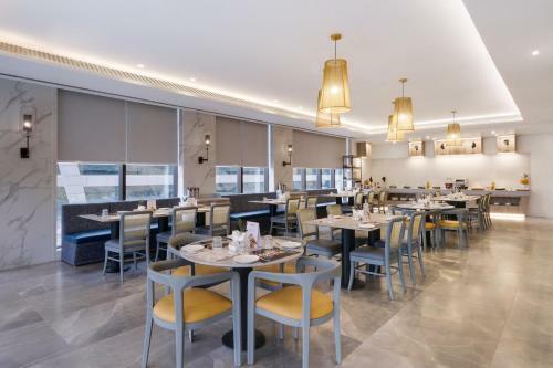 7 Apple Hotel Mahape