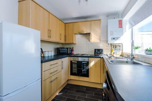 Cheerful 3 Bedroom Home With Parking In Chester