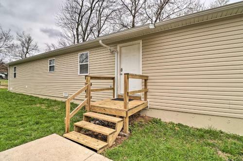 Cozy West Plains Home Near Shopping And Dining!