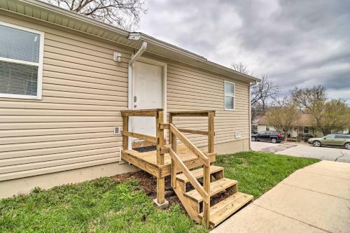 Cozy West Plains Home Near Shopping And Dining!