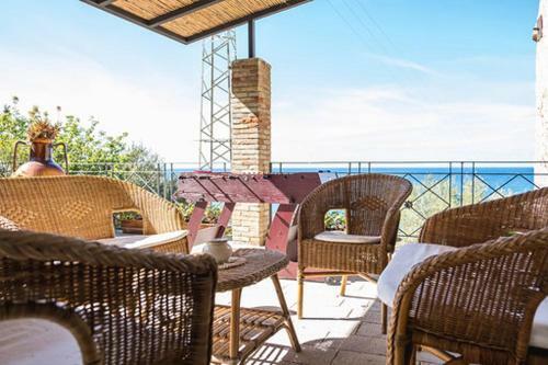 Beautiful Villa On The Seaside With Pool