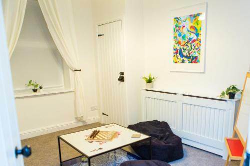 High Peak Place - Spacious Whaley Bridge Townhouse