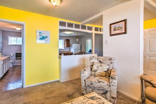 Sunny Oak Island Retreat - 3 Blocks To Beach!