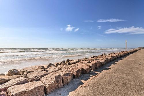 Surfside Escape With Deck About 1 Block To Beach!
