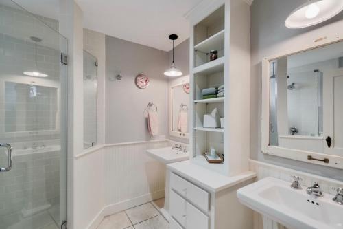 Charming Bungalow With Spa! Close To Main St!