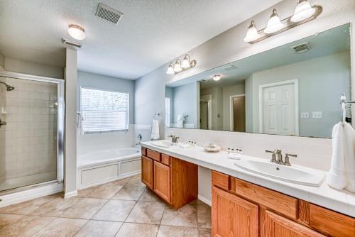 Beautiful And Well Appointed Home With Fireplace!!