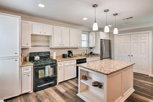 Charming Galveston Home Less Than 1 Mi To Seawall!