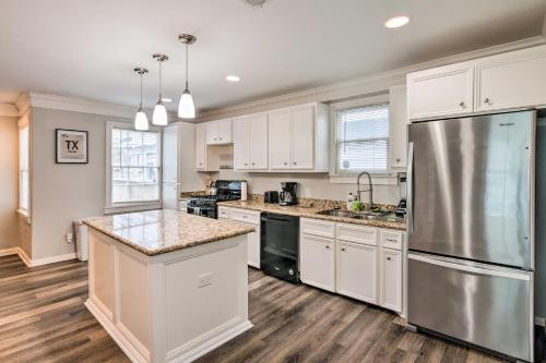 Charming Galveston Home Less Than 1 Mi To Seawall!