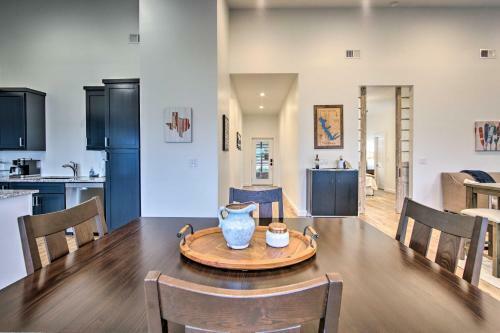Modern Malakoff Escape With Panoramic Lake View