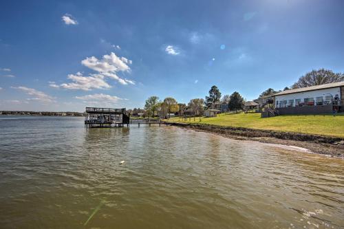 Modern Malakoff Escape With Panoramic Lake View