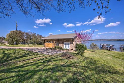 Modern Malakoff Escape With Panoramic Lake View