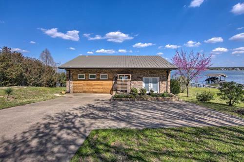 Modern Malakoff Escape With Panoramic Lake View