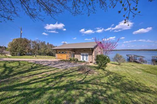Modern Malakoff Escape With Panoramic Lake View