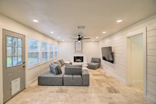 Modern House With Fireplace, Walk To Fishing!