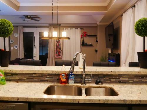 Luxury 3bd 3 1/2 Bath In Heart Of Houston!