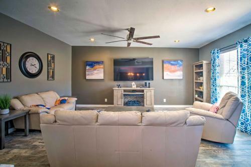 Modern El Paso Home With Backyard And Fire Pit!