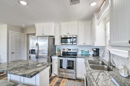 Sun-soaked Texas Getaway With Multiple Decks!