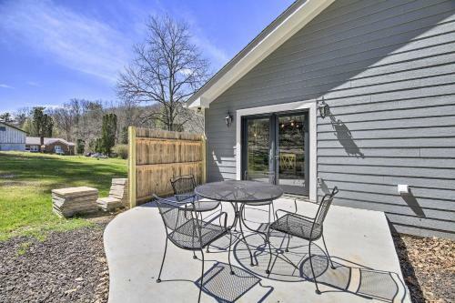 Cozy Damascus Cottage With Outdoor Amenities