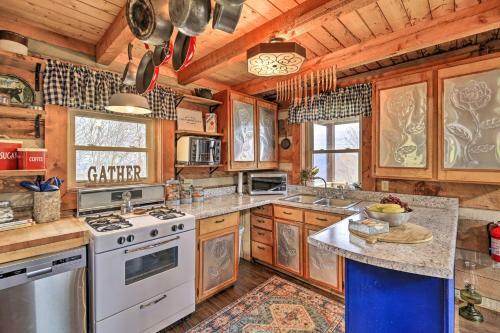 Apartamento Scenic, Authentic Cabin With Sweeping Mtn Views