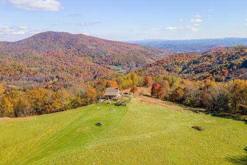 Apartamento Scenic, Authentic Cabin With Sweeping Mtn Views