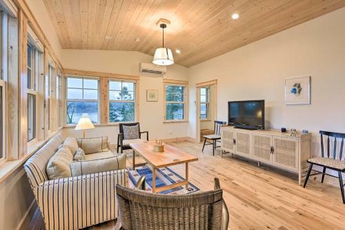 Scenic Bay-view Cottage Private Beach Access