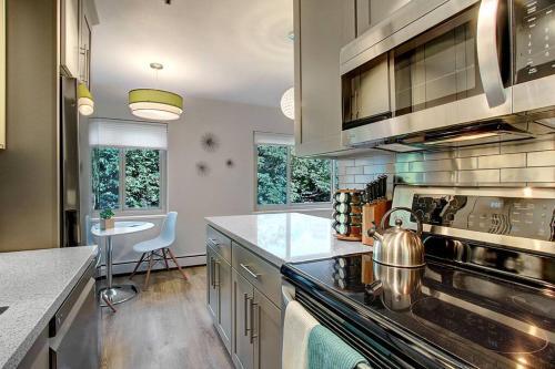 Apartamento Modern Coastal Downtownking Bedwork Deskkitchen