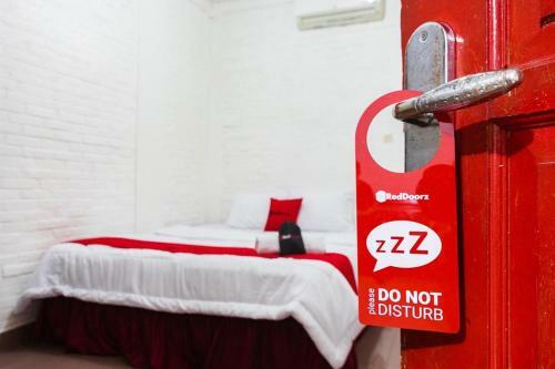 Hostal Reddoorz Near Universitas Pamulang