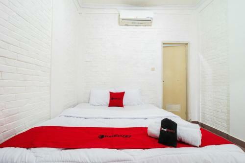 Hostal Reddoorz Near Universitas Pamulang