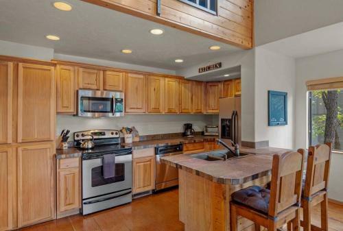 Cozy 3 Story Cabin With Loft, 2 Decks & Fire Pit