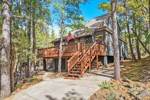 Cozy 3 Story Cabin With Loft, 2 Decks & Fire Pit